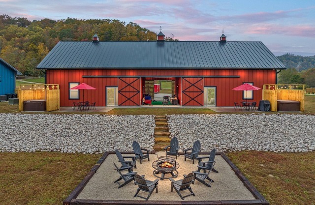 New Barndo/Kayak Launch/ 2 Private Hot Tubs