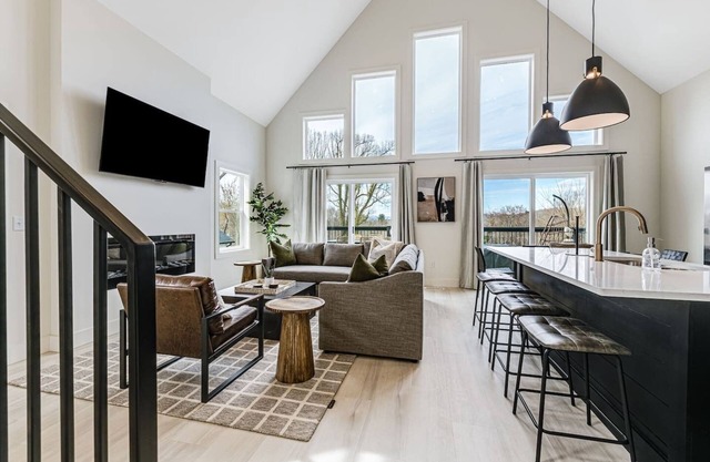 New Biltmore Village 5-bed Home, 2 Decks & Mtn Views!