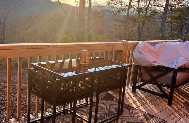 New Boho Chic 1.5 Bedroom Cozy Lake Lure Cabin