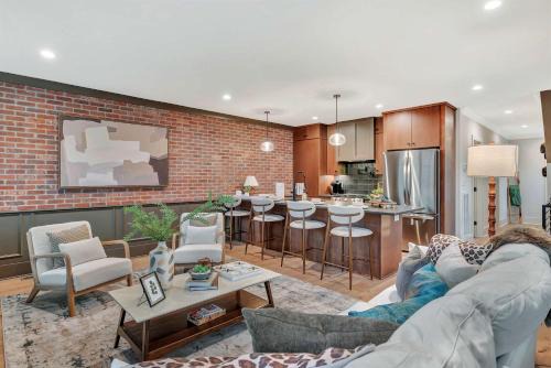 New Bright Modern Townhome with Rooftop & Garage