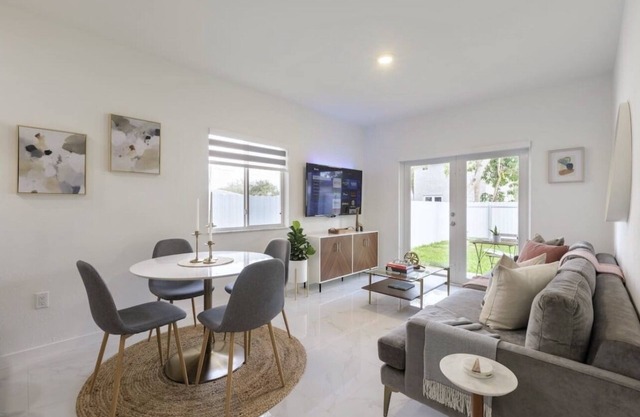 NEW BUILD! Luxury 3 Bedroom / 2 Bathroom Private Clean Home - MIAMI☀️🏝