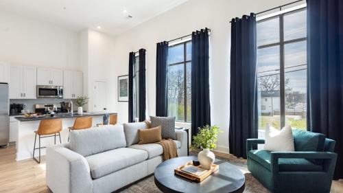 New Build Sleeps 12 2 Condos in Scenic Bluffside Minutes to Downtown