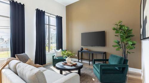 New Build Sleeps 12 2 Condos Modern Design Near Downtown Nashville