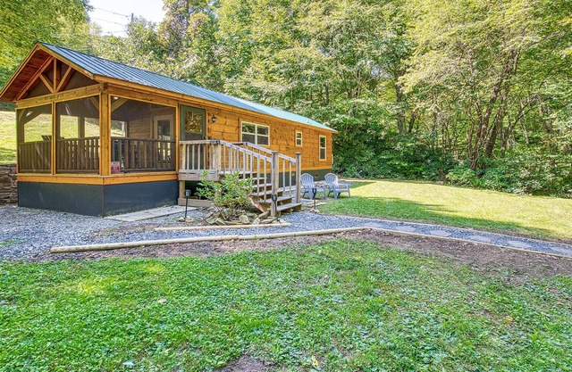 New Cabin on the creek, catch your trout, firepit, and near ski resort