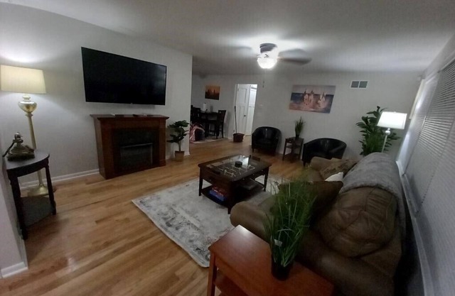 New! Carefree! Pro Cleaned, Self Check In Sleeps 6