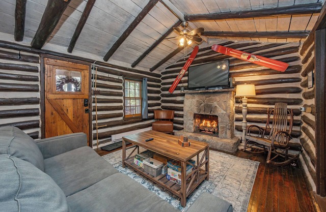 New! Charming Dog Friendly Retreat w/ Hot Tub