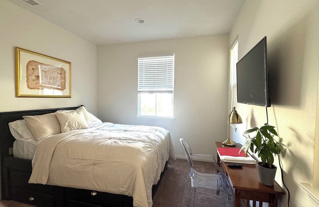 NEW, CLEAN AND PRIVATE. Charming 1-bedroom house with free WIFI