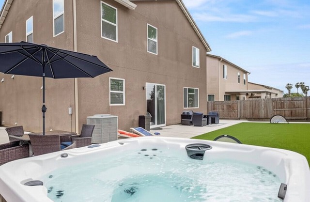 NEW Clovis House - 4 Bed: 3 Bath - Hot Tub - Garage