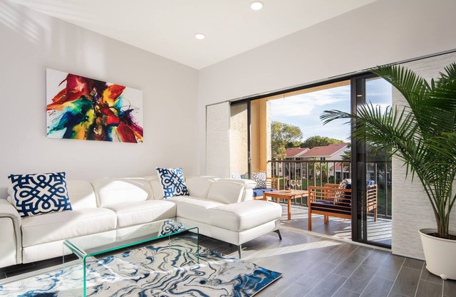 NEW Condo 2 Bed 2 Bath Pool 6 min to Beaches Downtown Restaurants Shopping