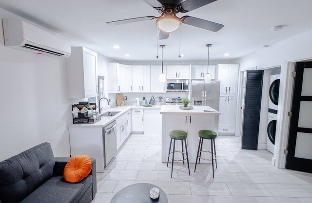 NEW CONSTRUCTION!Modern Getaway Peaceful/Private Minutes away from Entertainment