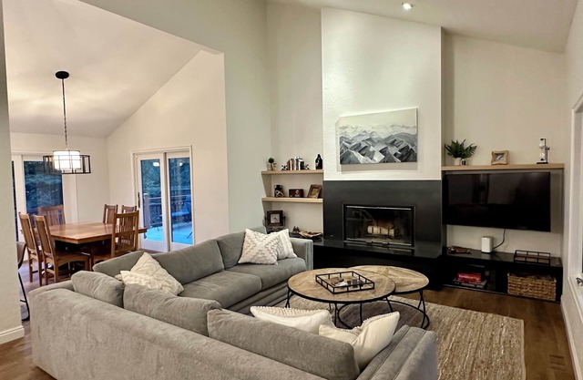 NEW COVERED PATIO WITH HOTTUB!! Large private 5 bdrm across from Canyon's.