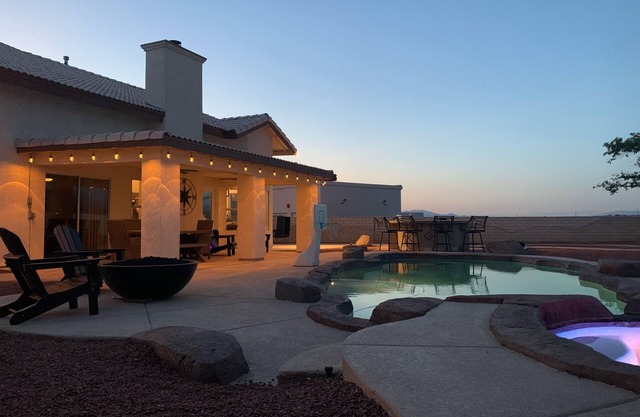 New! Desert LUX Oasis LARGE POOL SPA BBQ FIRE-PIT