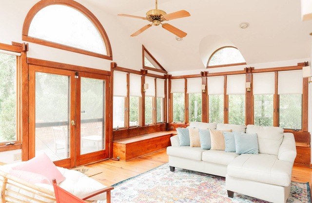 NEW - Entire Home/ Gorgeous Sunroom off Rugby Road - Walk to UVA and JPJ Arena!