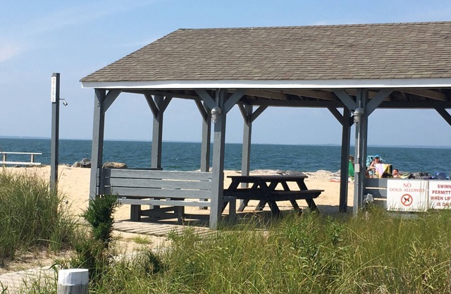 ¡NUEVO! Precioso oasis de 4 dormitorios / 4 baños con piscina a pasos de la playa, excelente casa / valor!