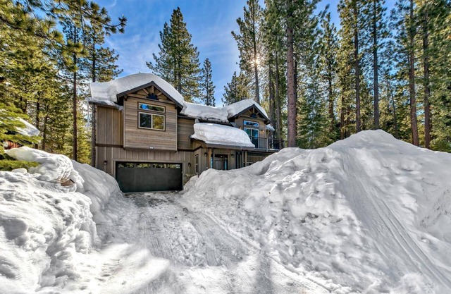 New High-End Home, Air Conditioning, Hot Tub, Games, Fireplace, Free EV Charger, Bunk Beds