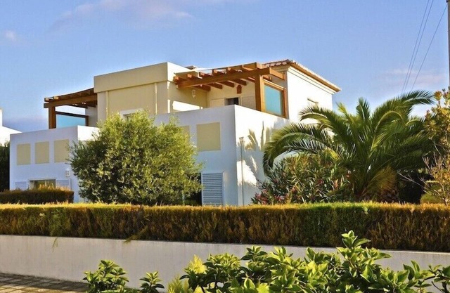 Villa moderna con piscina, zona tranquila junto al mar, instalaciones de primera clase, conexión Wi-Fi gratuita, barbacoa