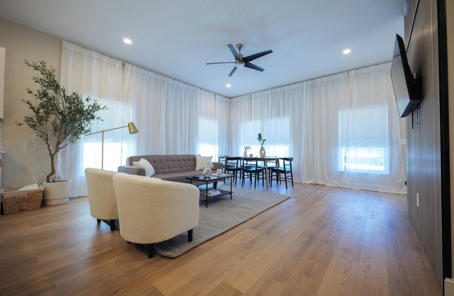 New Home, Walk to Clinic, Private Patio & Hot Tub!