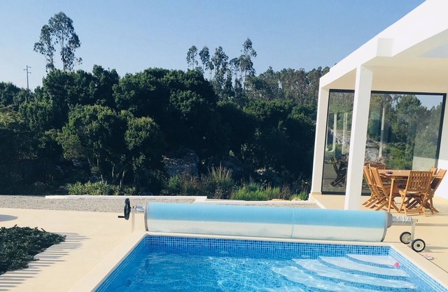 ¡Nuevo hogar con piscina privada en el medio del green!