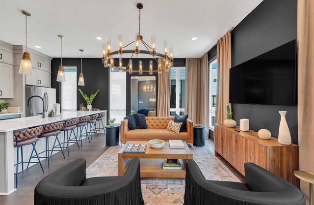 New Iconic Duo! 15 Mins to DT Nash - Sleeps 24!