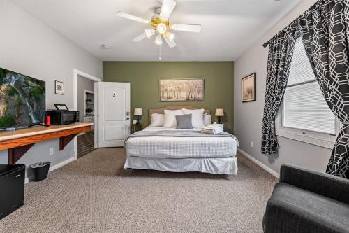 NEW King Bed,Suite,Downtown BR Southern Charm Boxcar