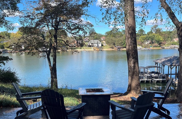 NEW! Lake Front House,Private Dock,Kayaks,Beach