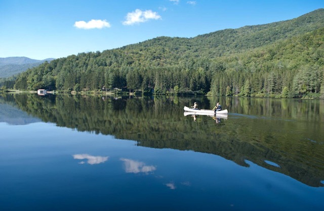 NUEVA CASA DE ESTILO ARTESANAL LAKEFRONT EN LAS MONTAÑAS