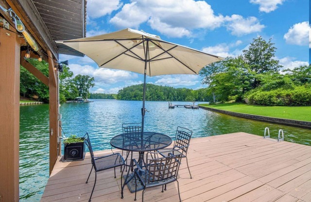 NEW LAKEHOUSE w/247 ft of waterfront, w/MIL suite, boat launch, sleeps 17!