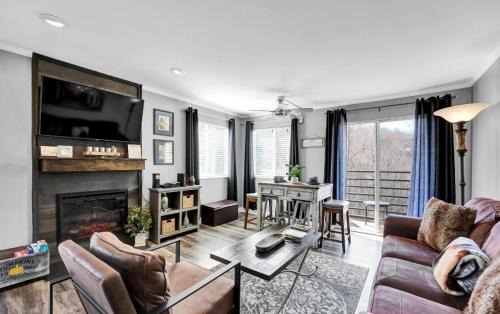 NEW- Lovely 2-Bdr2Bath Gatlinburg Condo with resort indoor pool hot tub Wi-fi, great location