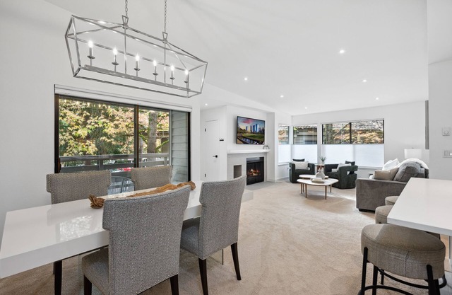 NEW Lux Bellevue 2BD 2BA Condo - Free Parking