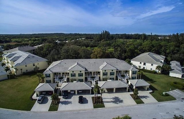 Condominio de lujo en comunidad cerrada cerca de las playas