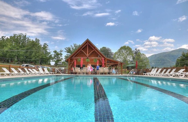 New Luxury Villa in the Smokies - Near Gatlinburg / Pigeon Forge / Dollywood