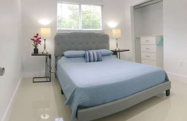 New Miami Townhouse On Lake For Families SU 3Bd, 1Bth, 5 Per