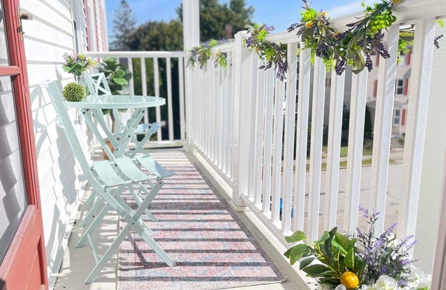 NEW - Mins to Manchester/ Concord - Private Porch - Walk to Downtown - Garage -