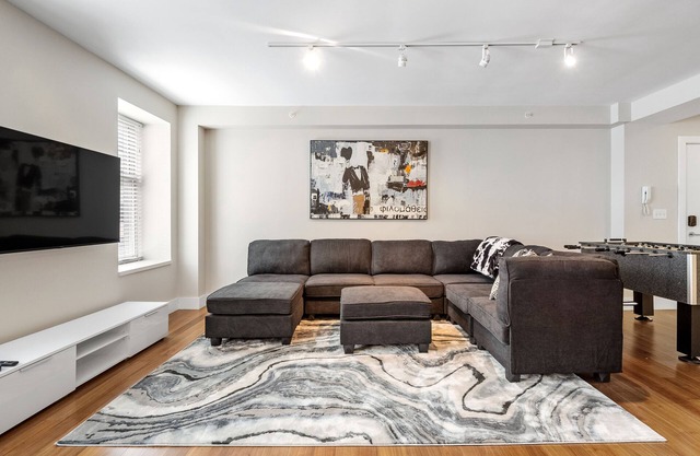 New! Modern King Bed Condo Near Busch Stadium