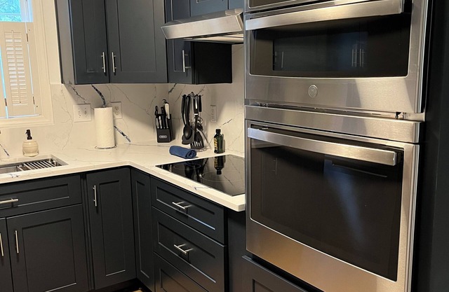 New modern kitchen in great location to RDU and RTP
