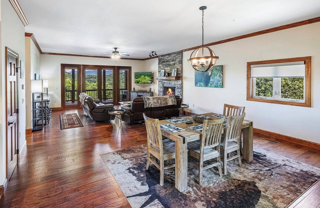 New Modern Mountain Condo with Vista Mountain Views, Large Deck, Washer & Dryer!