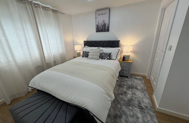 NEW Modern Townhouse Holiday Home * Free Parking- Near Ethiad and Co op Live