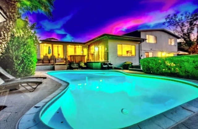 NEW!Oasis Overlook 8 Bdr,7 Ba,Pool,Hot tub,Putt Grn