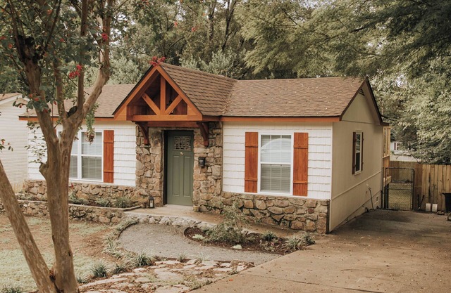 NEW! Off to the Races! Charming Cottage Close to Oaklawn Racing!