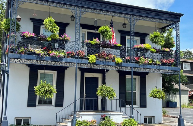 New Orleans inspired 2bed/2bath in the heart of Historic District Sweetwater