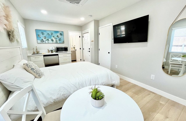 NEW Private Studio & Bath in Guesthouse - w/ Kitchenette, WiFi and AC