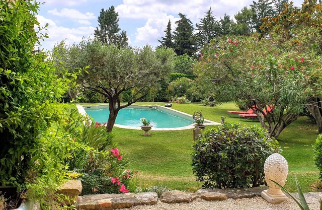 NEW! Provence charm, near Uzès, beautiful gardens and pool, 18th C Mas, A/C