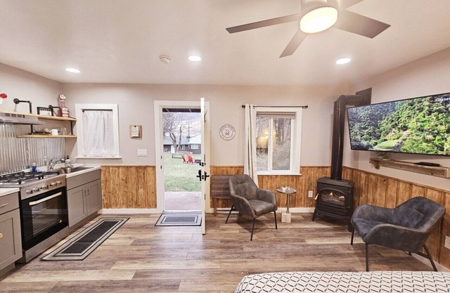 NEW! Remodeled Cozy Rustic-Luxury w/ Kitchen #10
