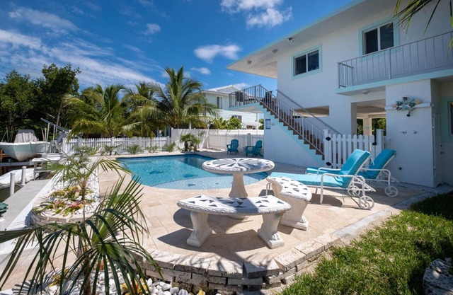 New saltwater pool, pet friendly, waterfront house with dock