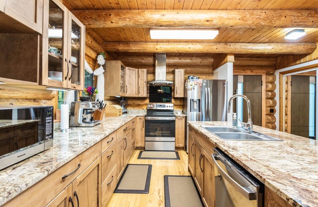 NEW! Secluded Cabin, 20 minutes to Glacier! Astrid Cabin