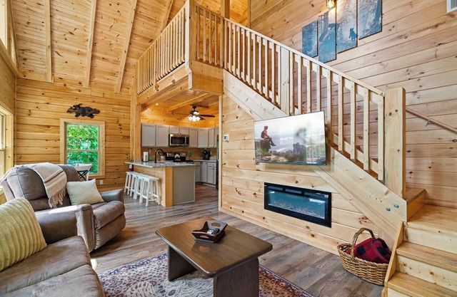 New Secluded Log Cabin, 1Mile to Downtown, Hot Tub