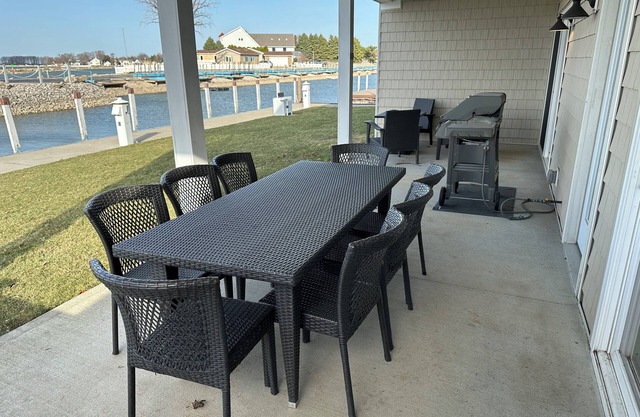 NEW spacious 2 BR / 2 BA w. pool, dockage available, bar