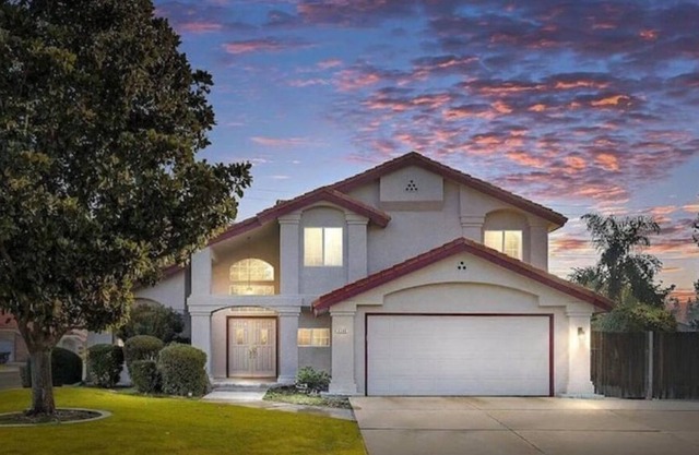 New! Spacious 3K sq ft 4BD/3Bath + Pool