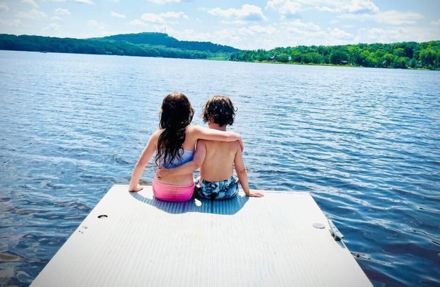 NEW! Spacious house close to pool and lake, A/C, Firepit, Game room