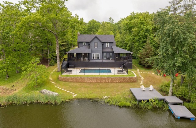 ~New~ Spacious Lake House / Mountain House w/ Heated Pool & 2 Hot Tubs